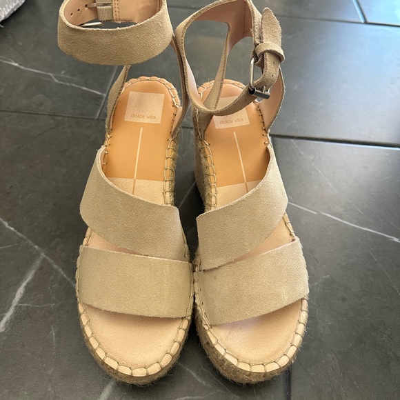 Never worn dolce vita “the Shayla” espadrille wedges size 7 - Picture 2 of 5